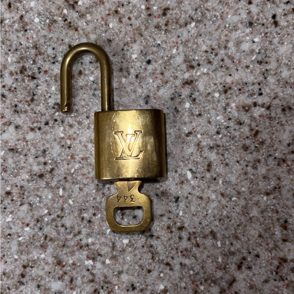 Louis Vuitton #344 Luggage lock & key 🔐